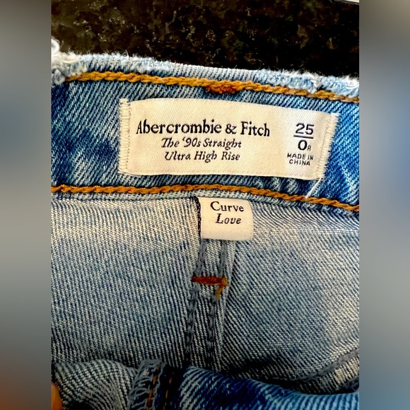 Curve Love - Abercrombie Ultra High Rise 90s Straight Leg Jeans - Picture 3 of 4